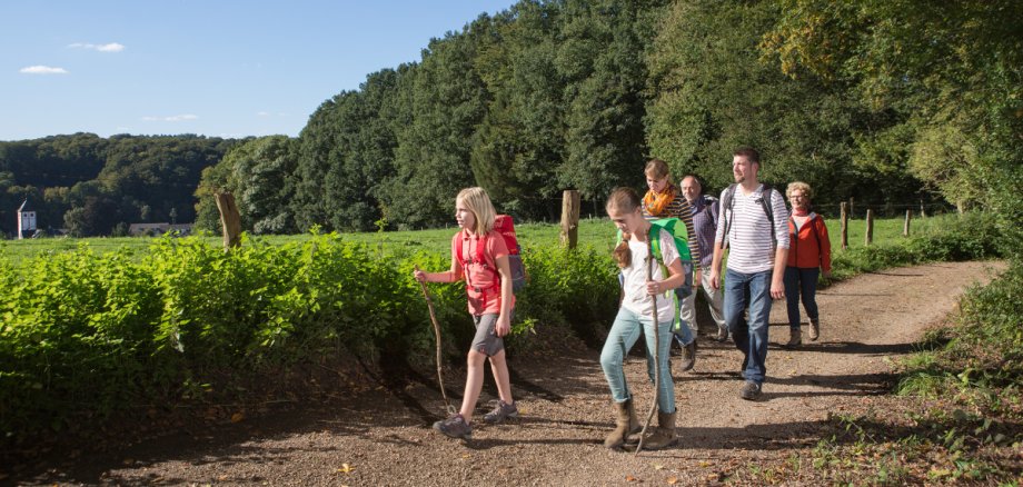 3)	Familienwanderungen gehören fest zum Programm und ermöglichen gemeinsame Naturerlebnisse für Groß und Klein. 