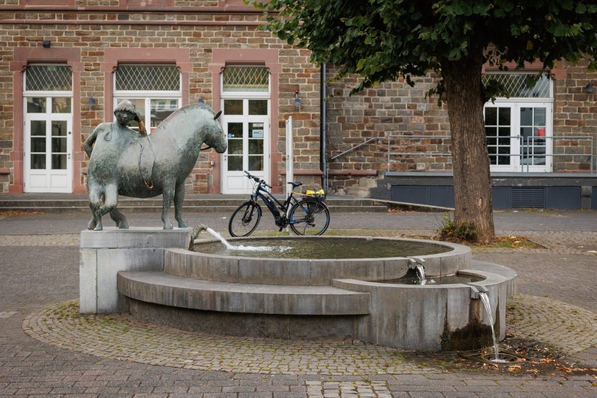 5)	Auch das Kunstwerk „Junge mit Grubenpferd“ von Prof. Wolfgang Binding liegt an einer der vier „Art & Bike“-Routen und kann im Rahmen einer Radtour entdeckt werden.