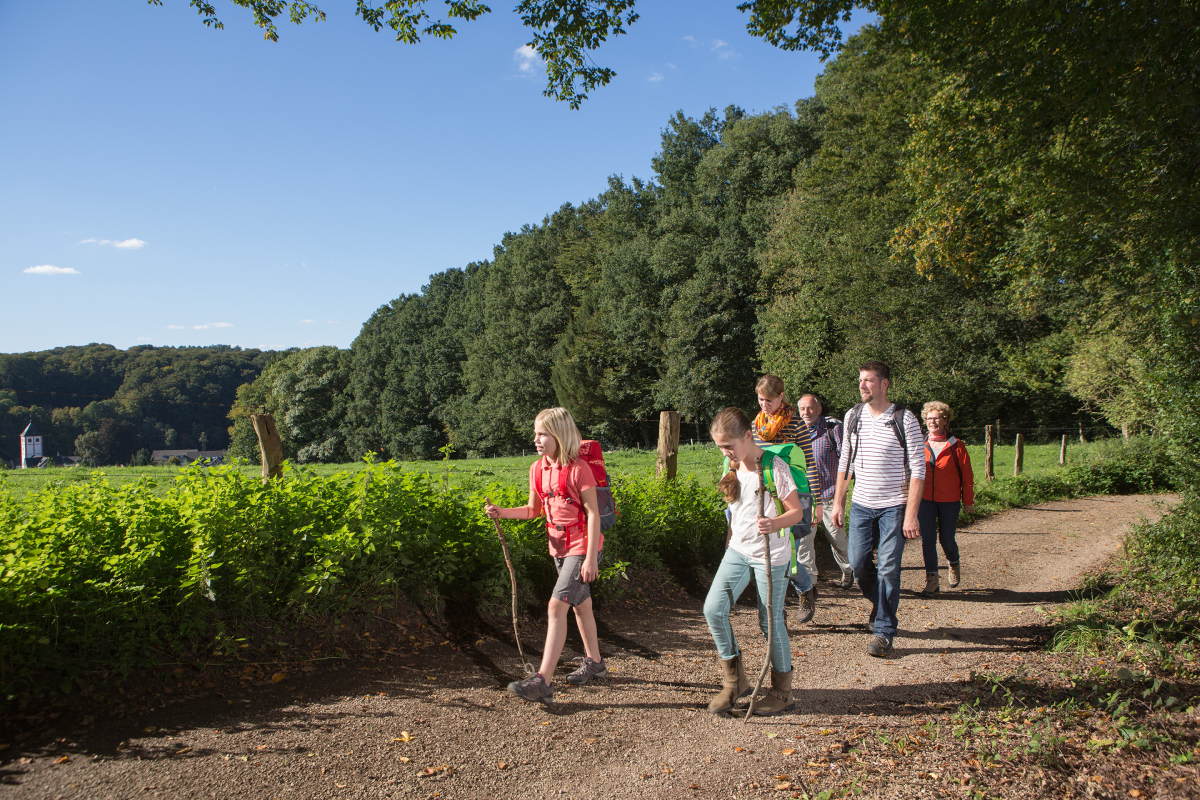 3)	Familienwanderungen gehören fest zum Programm und ermöglichen gemeinsame Naturerlebnisse für Groß und Klein. 