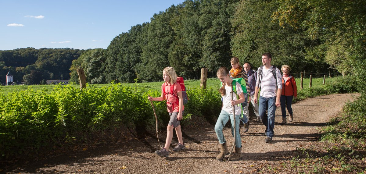 3)	Familienwanderungen gehören fest zum Programm und ermöglichen gemeinsame Naturerlebnisse für Groß und Klein. 