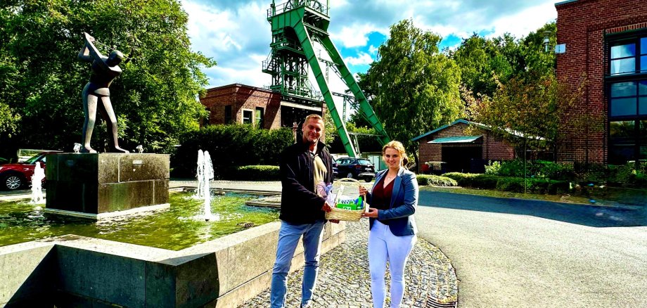 v.l.n.r. Herr Fritz vom Golfclub Lüderich, Frau Mockenhaupt von der Stadt Overath für den Bereich Tourismus- und Wirtschaftsförderung v.l.n.r. Herr Fritz vom Golfclub Lüderich, Frau Mockenhaupt von der Stadt Overath für den Bereich Tourismus- und Wirtschaftsförderung