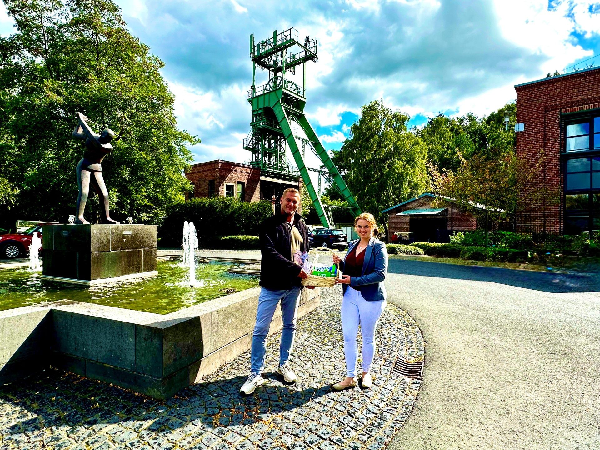 v.l.n.r. Herr Fritz vom Golfclub Lüderich, Frau Mockenhaupt von der Stadt Overath für den Bereich Tourismus- und Wirtschaftsförderung