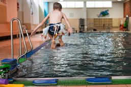 Badino-Kind springt ins Becken