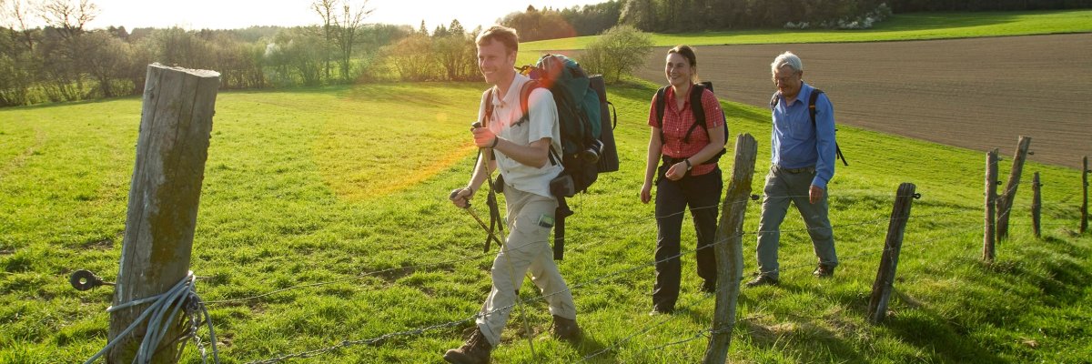 Kleine Wandergruppe in der Natur