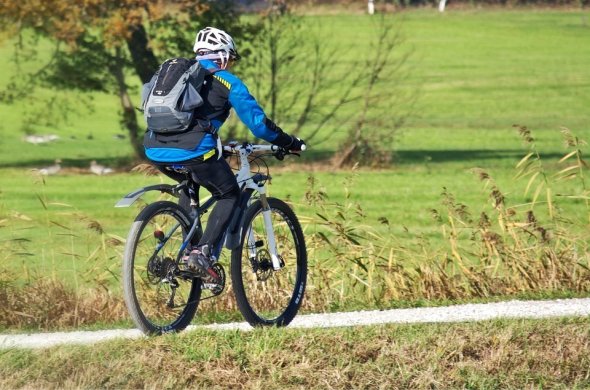 Fahrradfahrer auf einem Radweg